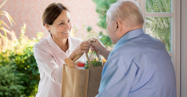 Vrouw helpt man met boodschappen