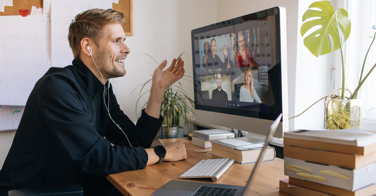 Thuis werken; zoom call wekren thuis achter een bureau